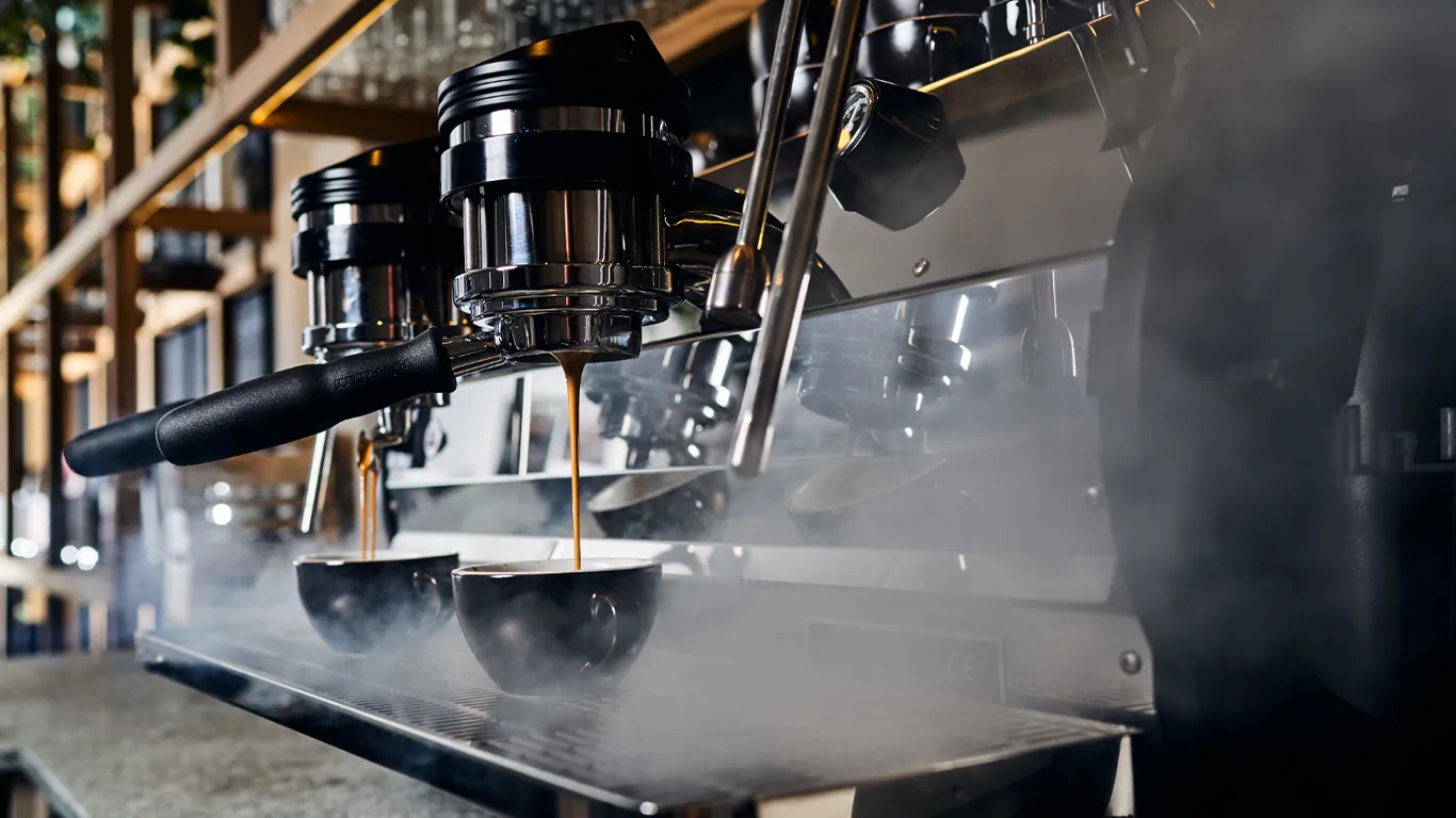 Kaffeeothek Espresso läuft aus dem Siebträger in der Kaffeeothek