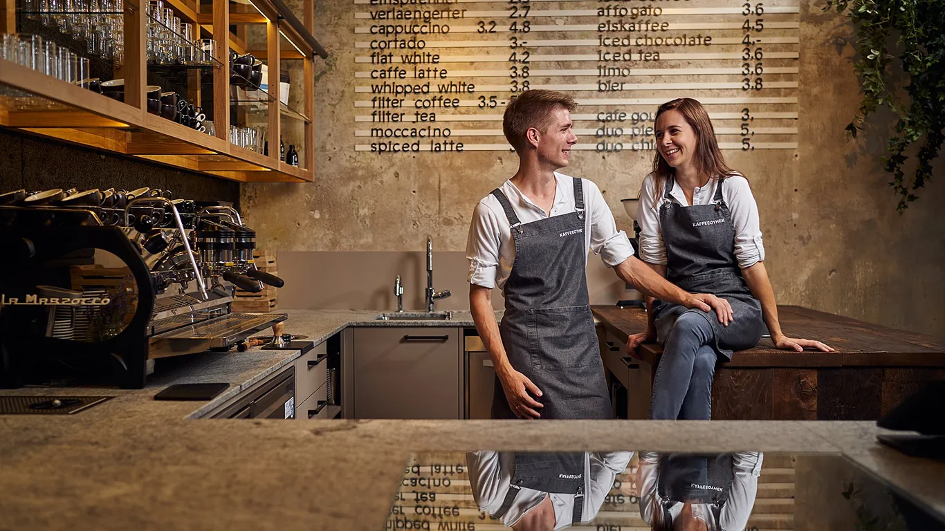 Kaffeeothek Baristas hinter der Theke der Kaffeeothek