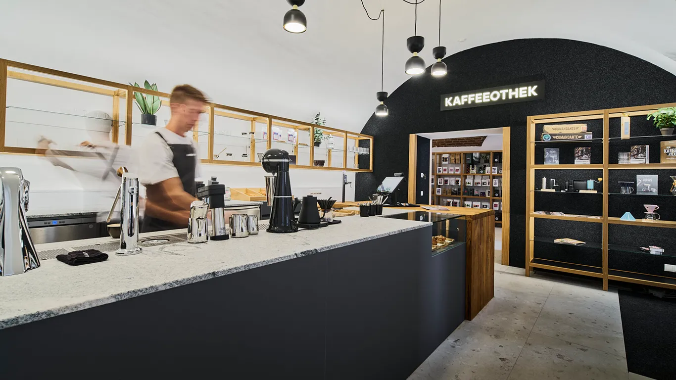 Kaffeeothek Barista am Tresen im Ladenlokal der Kaffeeothek
