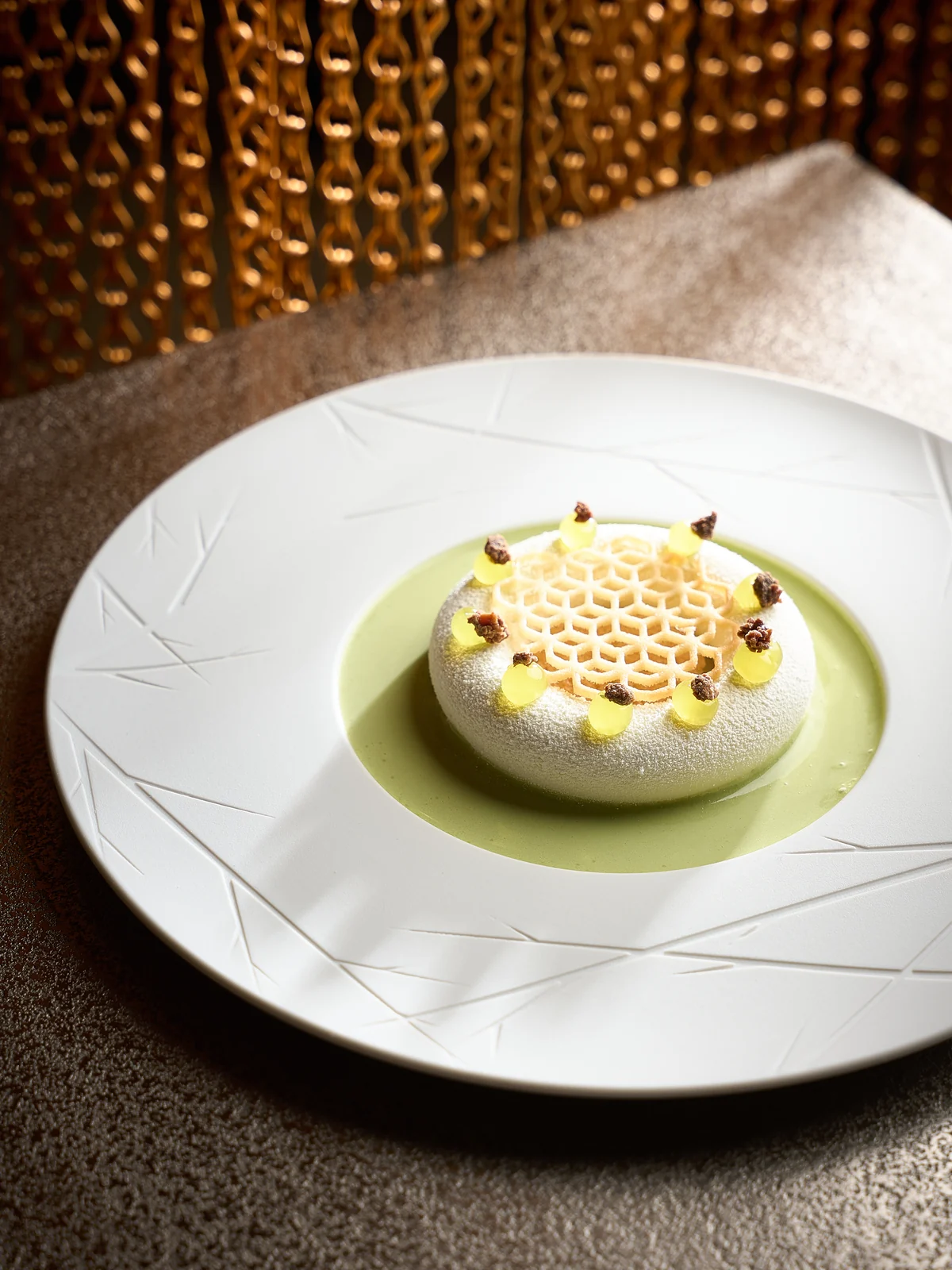 Film, Video & Foto Dessert mit Wabenstruktur auf weißem Teller – Foodfotografie bei VOI.bio